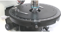 360&deg;可旋轉(zhuǎn)圓形載物臺，中心可調(diào)，可鎖定，刻度格值1，游標格值6&prime;